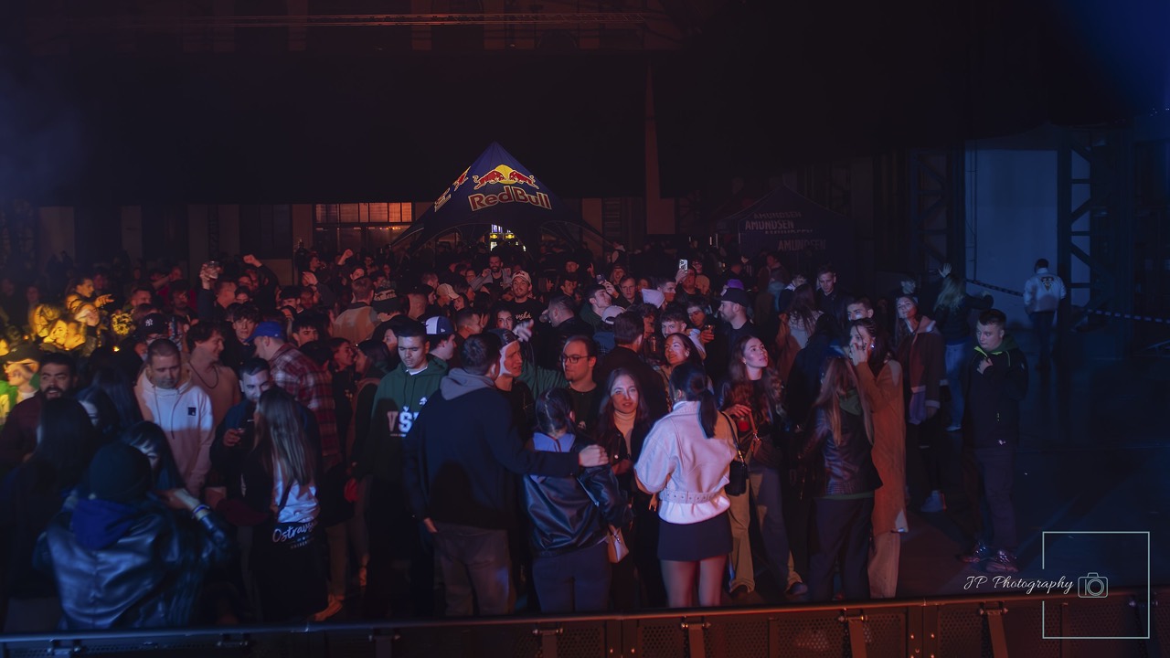 Zaplněný parket na afterparty po derby
