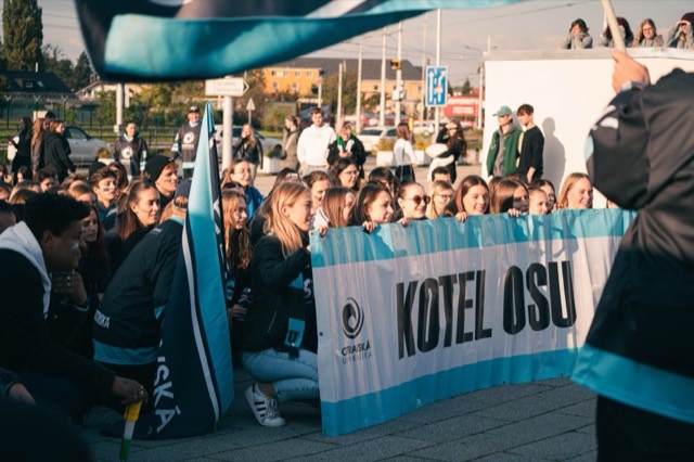Kotel Ostravské univerzity s transparentem před halou