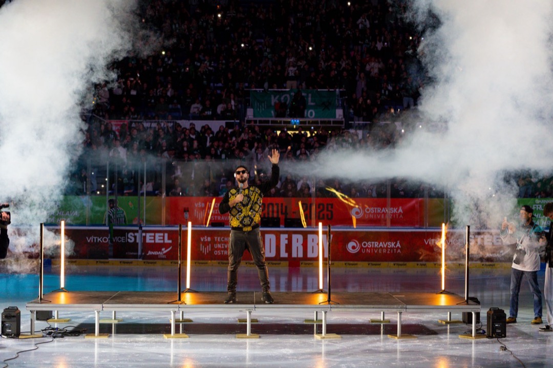 Vystoupení na ledě mezi třetinami derby